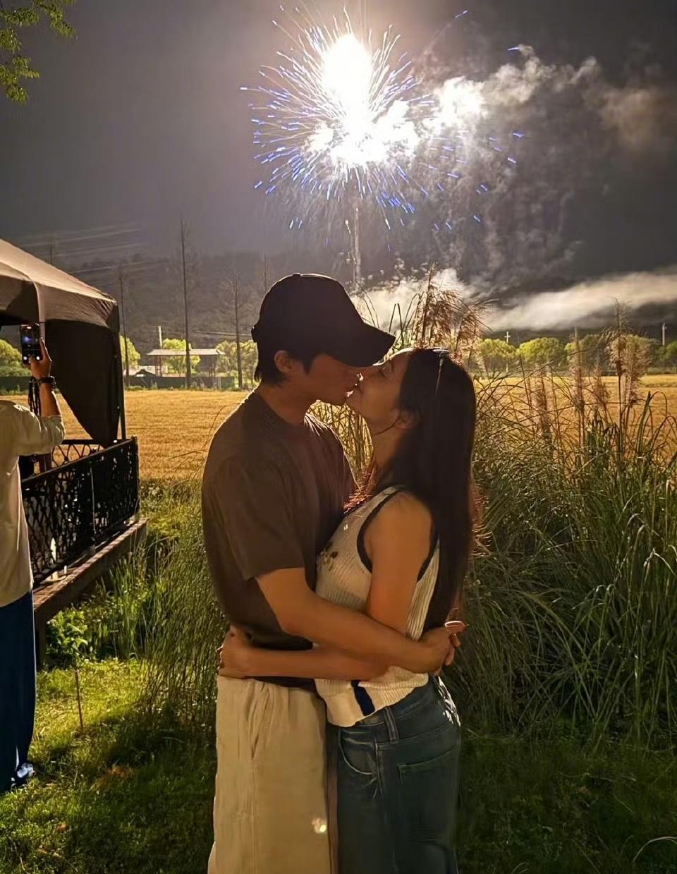 姜潮给麦迪娜的烟花确实浪漫啊💕谁不羡慕这样的惊喜呢？ ​​​