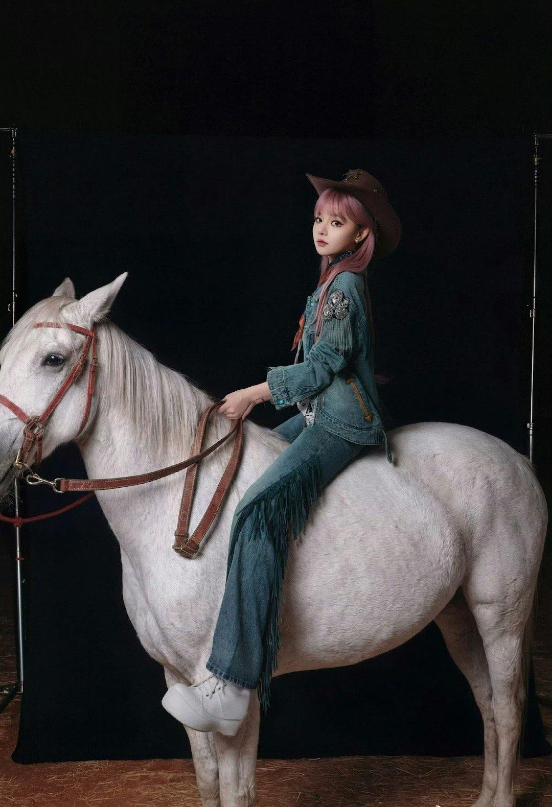 这波操作堪称“审美预支”的天花板！当别人还在准备龙年收官，黄霄雲已经用一套完整造