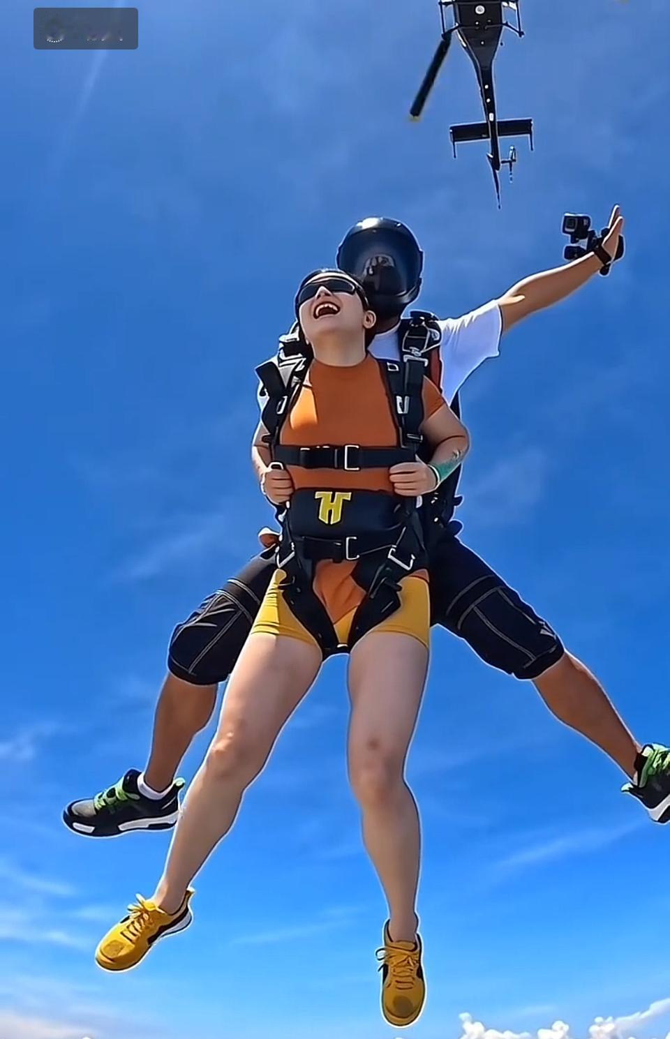 极限运动挑战里，空中飞翔的刺激体验简直绝了！就说翼装飞行，张开双臂起飞那瞬间，心