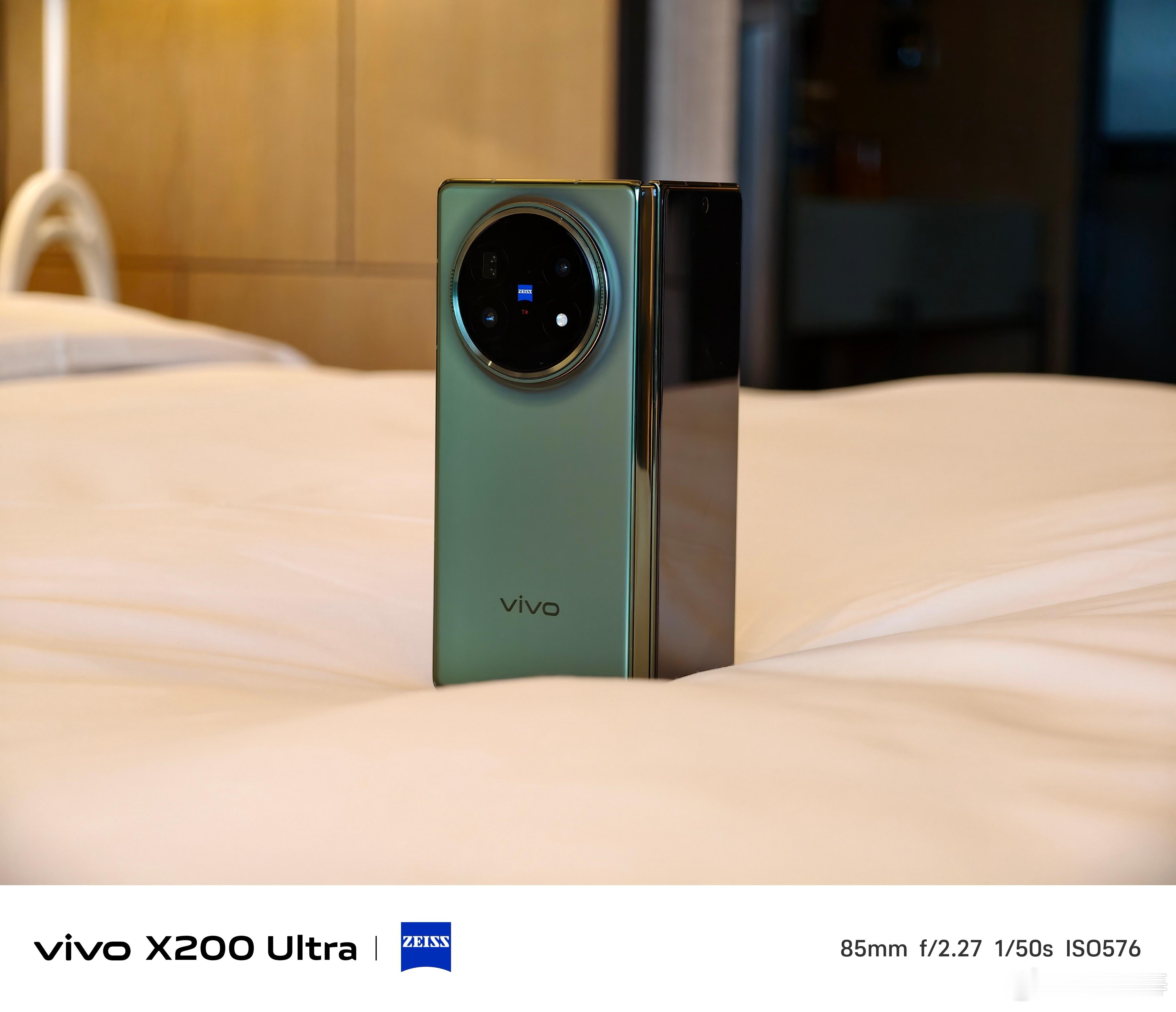 我真的惊了！！刚拿上手vivo X Fold5 太轻了太轻了，手感非常好。厚度竟