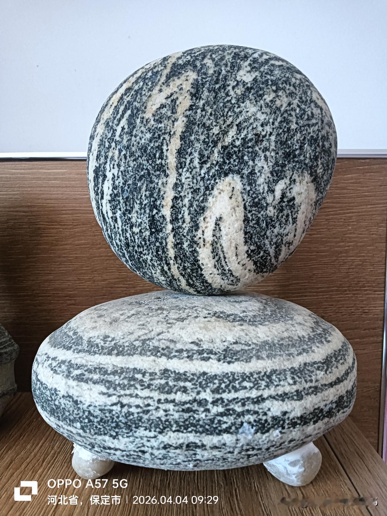 国宝奇石（老君）
缘者鸿福
整体两方奇石组合
上在云雾中的老君
下是奇石石来韵转