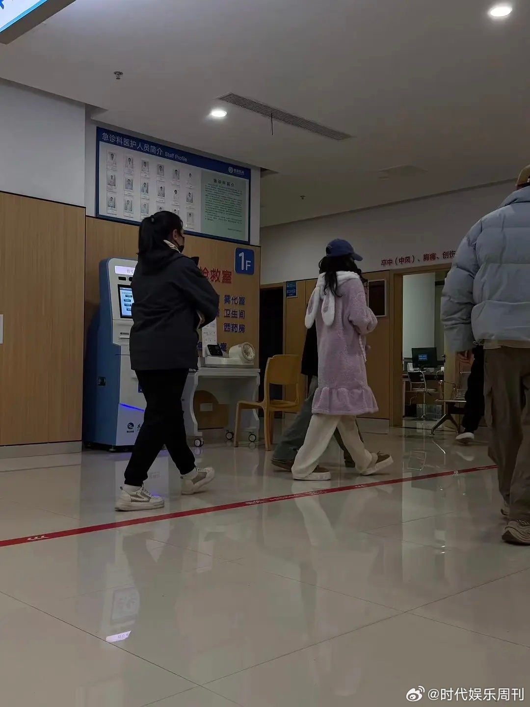 医院偶遇李一桐网友在医院急诊偶遇李一桐，有点心疼了医院急诊偶遇李一桐