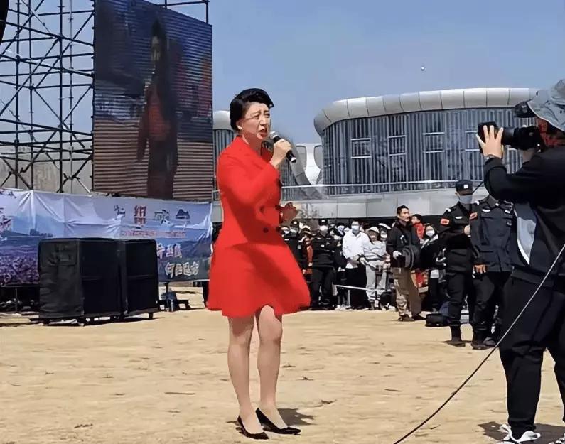 闫学晶账号解封了，但她能不能长记性还真不好说。曾经她可是观众心中的“国民演员”，