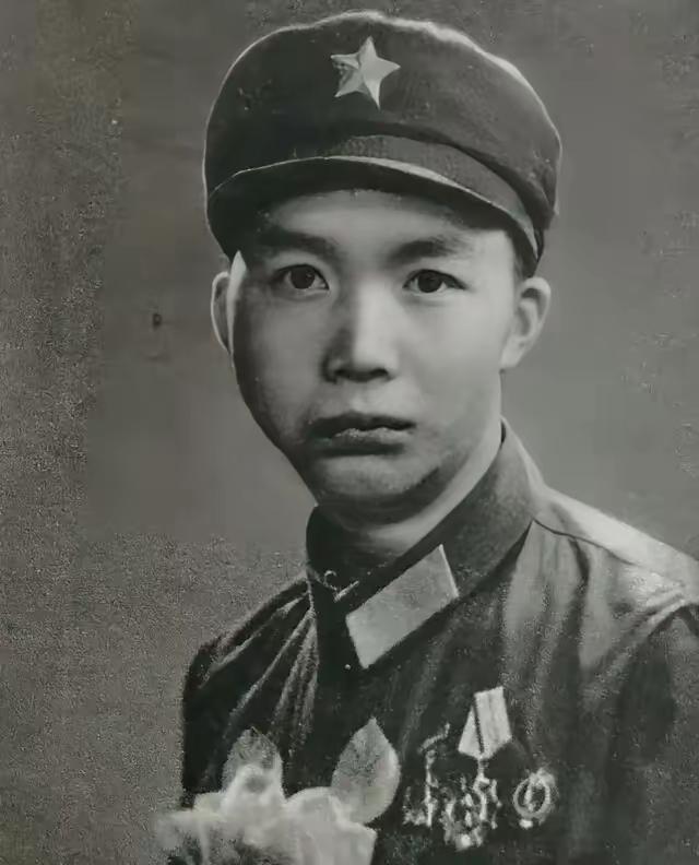 1979年2月21日，高华忠带领9名战士担任掩护全营撤退任务。激战中他击毙敌人4