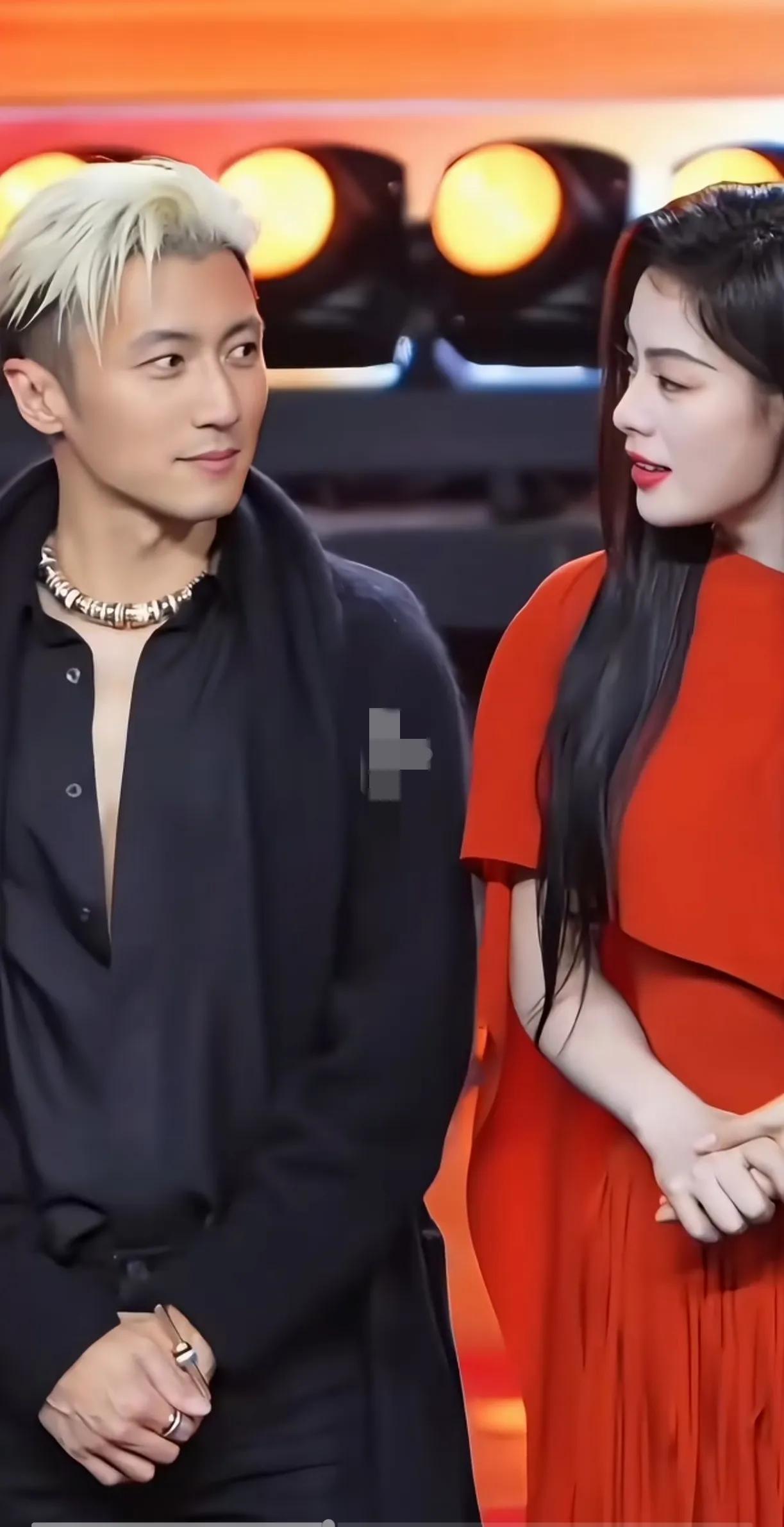 这俩人太有感觉了，看双方眼神都拉丝，男帅女靓。
很少看到谢霆锋这样看美女。