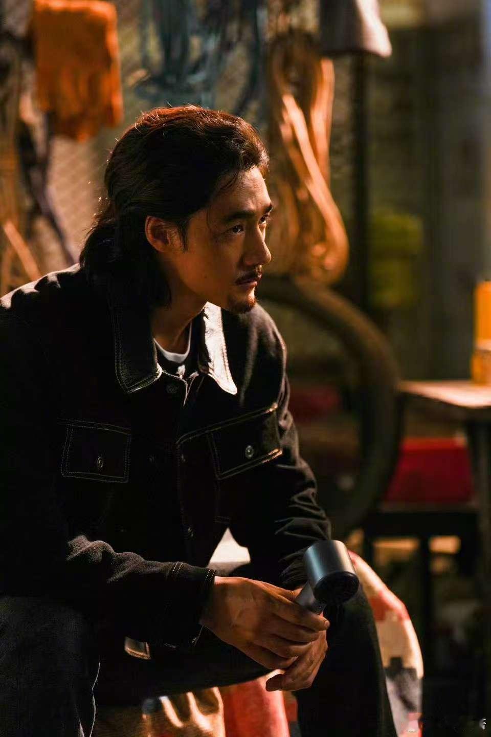 此沙，从大凉山走出的赤诚少年，用八年深耕浇灌出今日的绽放。过往的梅行、郭靖、离殊