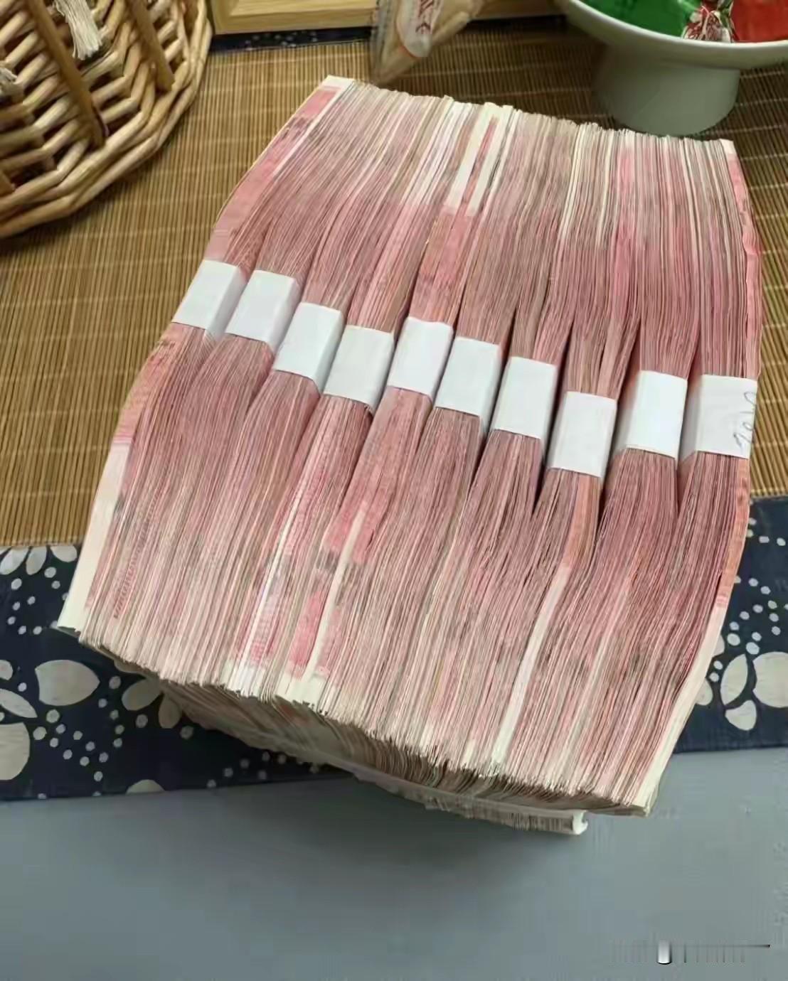 手里有10万块钱，做什么？

表弟最近有两个想法，一个是用十万块钱开个小店。一个