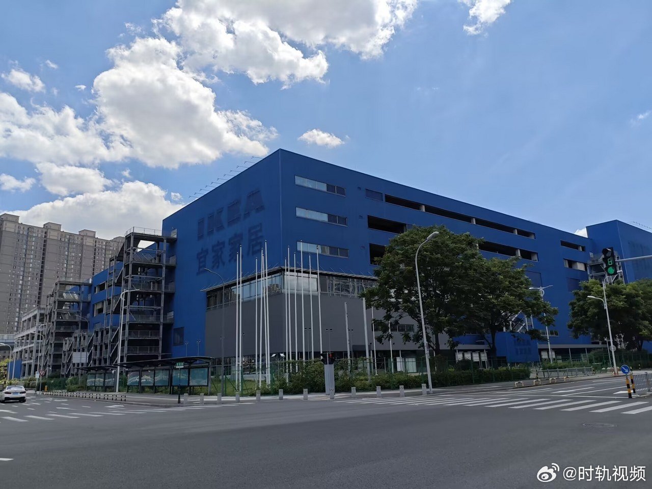 原宁波宜家停车场收费60元一天 台风“巴威”来袭时，宁波鄞州原宜家停车场因地势高