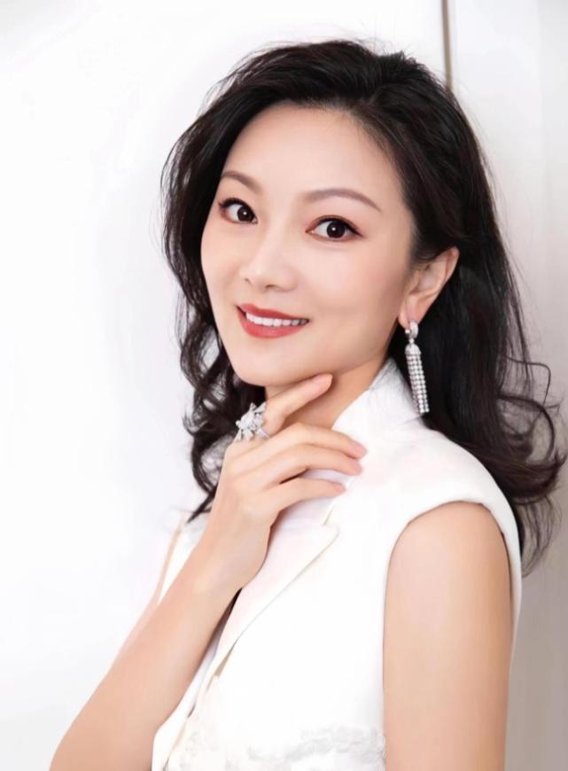 1999年，18岁的陈婷发现自己有了49岁张艺谋的孩子。陈婷打电话问张艺谋怎么办