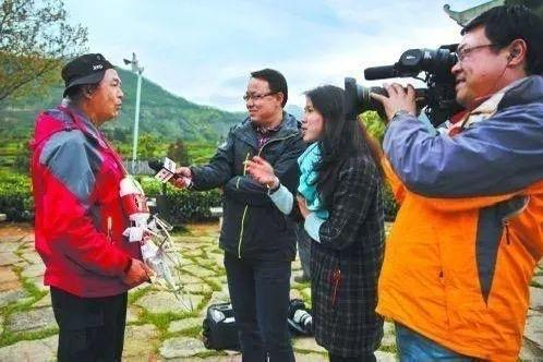 70岁老汉竟玩转无人机，十年拍摄中国美丽乡村变迁。

在快节奏的时代，年轻人都在