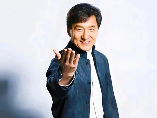 王晶谈成龙，直言其风流多情却绝不下流！成龙大哥在影坛的传奇地位毋庸置疑，他的感情