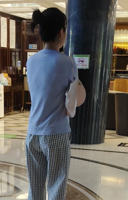 我真搞不懂这位小妹妹，把照看孩子当成了自己的事业，既不外出上班，也很少和旁人闲聊