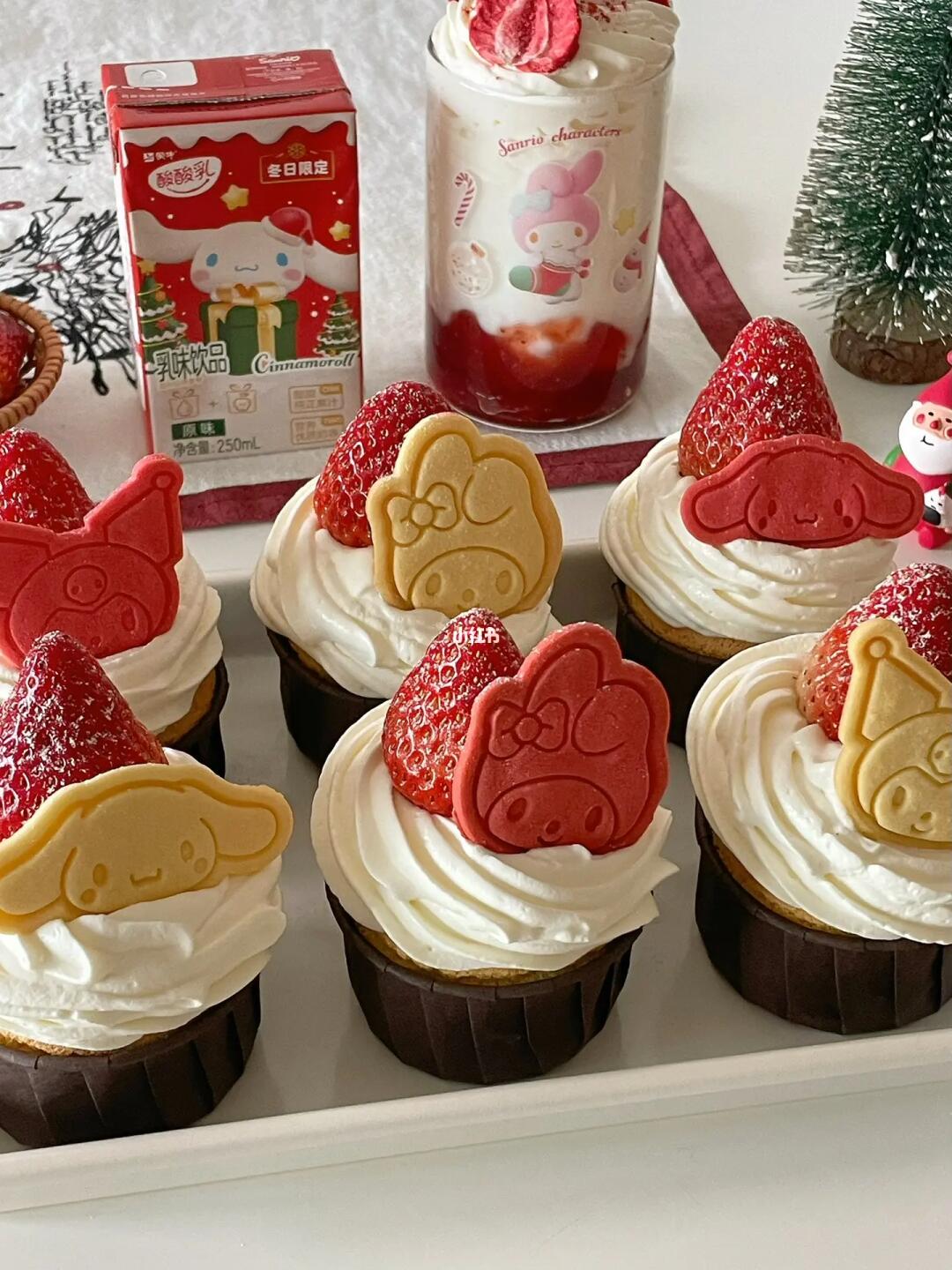 新年甜品🎀三丽鸥纸杯蛋糕🍰酸酸乳特调🍓