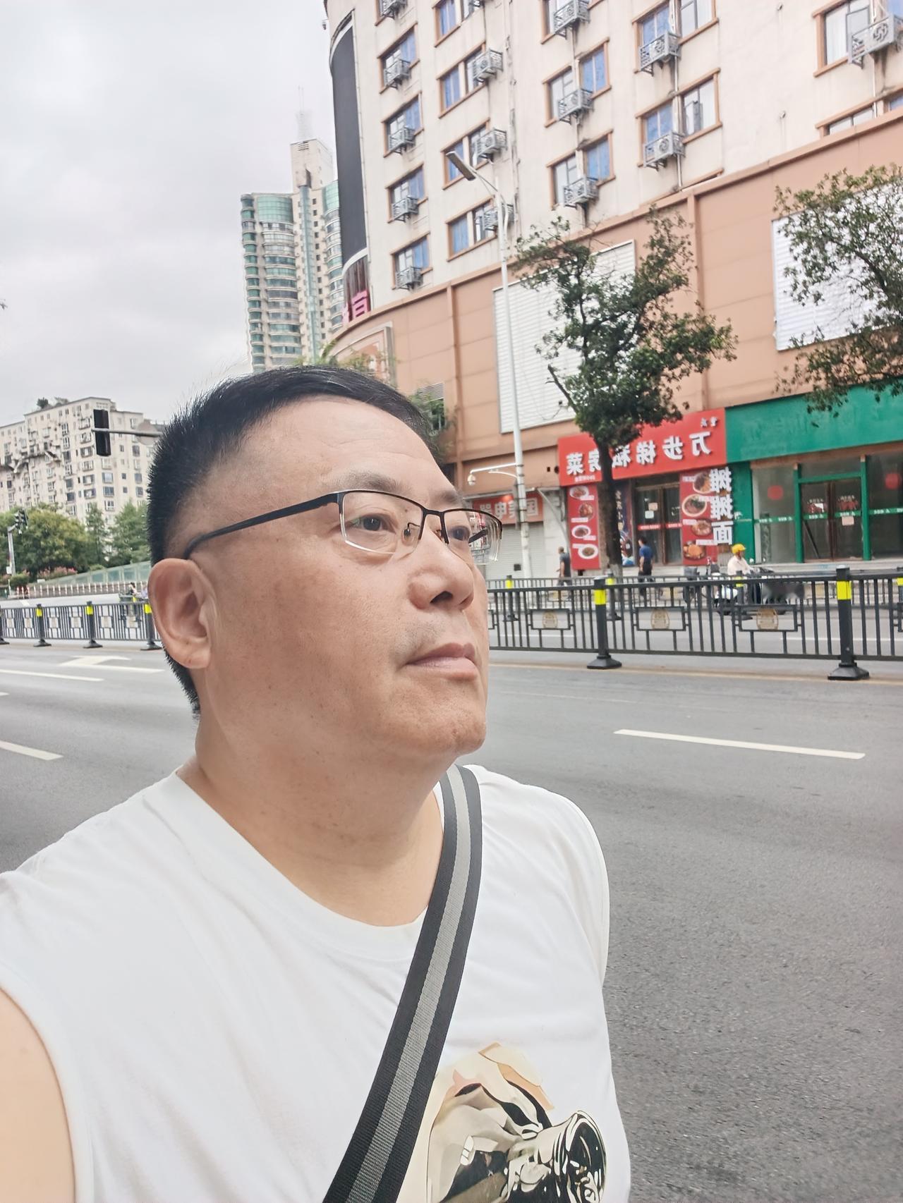 今天南昌依然很凉爽，最高气温31度，早上6点半起来，沿着赣江抚河公园超慢跑了一圈