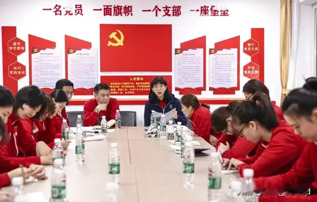 看来中国女排的球员也很讨厌
这种形式主义的作风啊！
看看她们的在开会时的表现
像