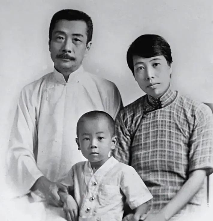 1927年，29岁的许广平怀孕了，她却疯狂地捶打肚子，鲁迅也不阻止。

鲁迅70