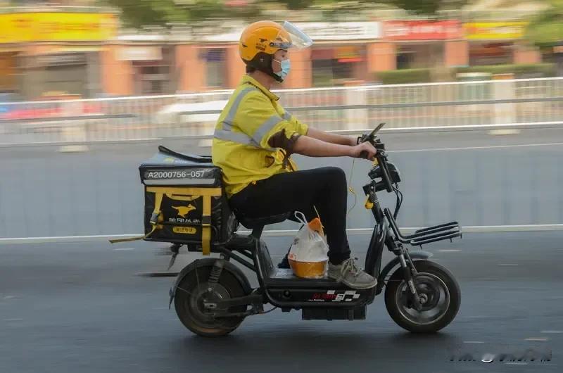 【事件回顾：山东外卖小哥见义勇为救火，却被要求赔偿灭火器，后续来了】

11月7