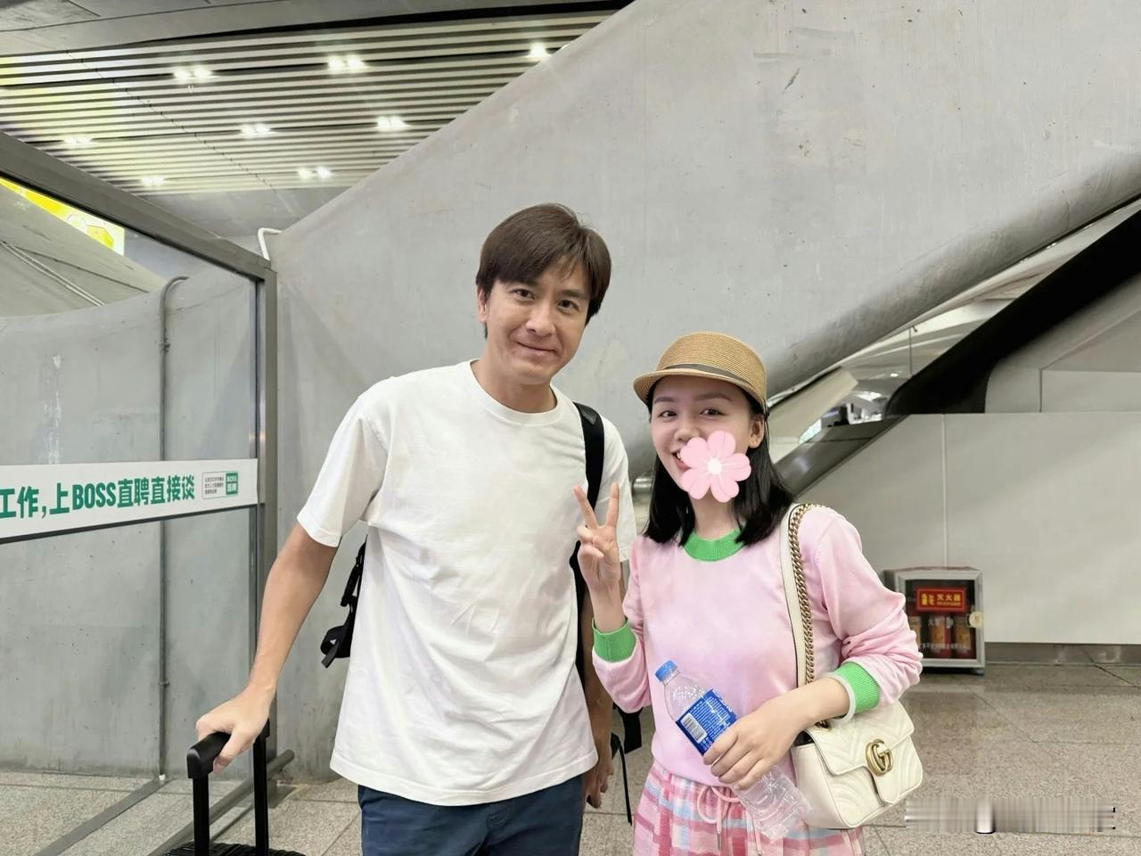 💖无线TVB吸金视帝坐高铁二等位获赞接地气，可爱举动成功俘虏网友！
💖现年5