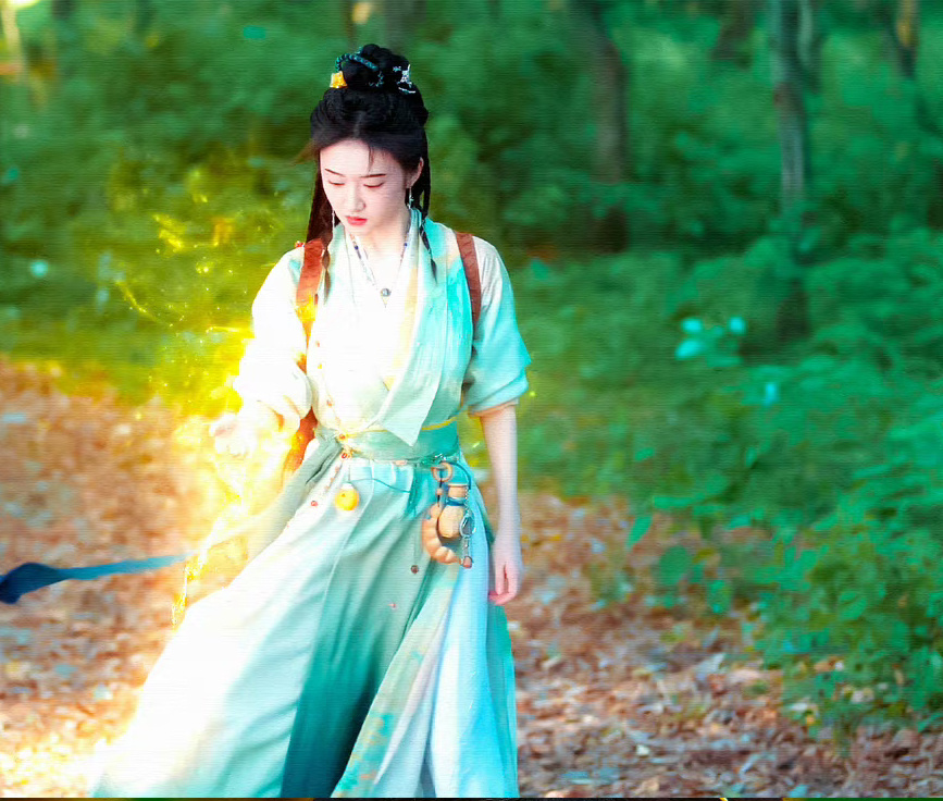 #景甜深V扎染裙#四海重明里景甜的这个妆造是真的很美，清新又淡雅。甜美的感觉快要