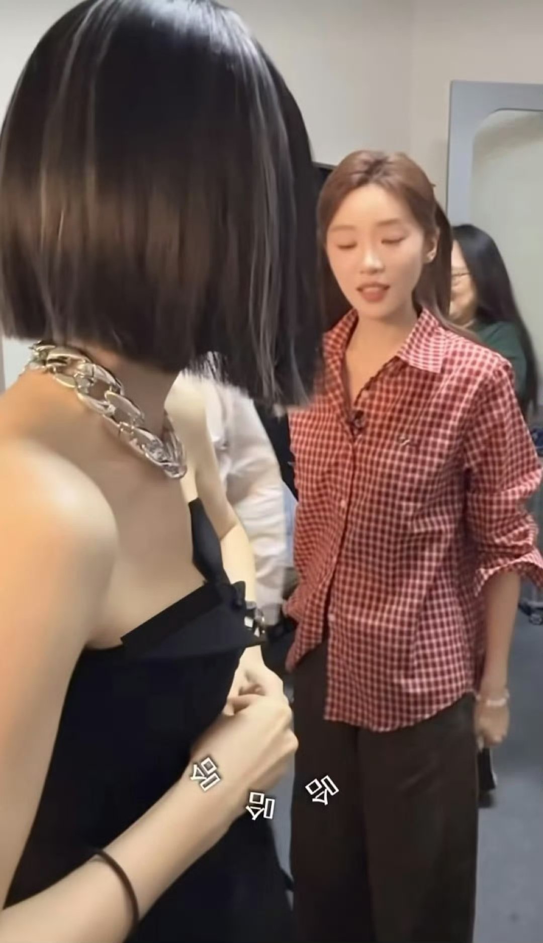 好像比格犬变脸…