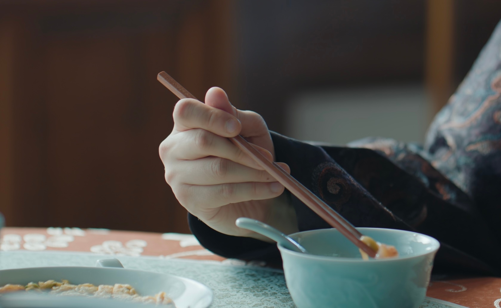 九爷的脸：                 九爷的手： 