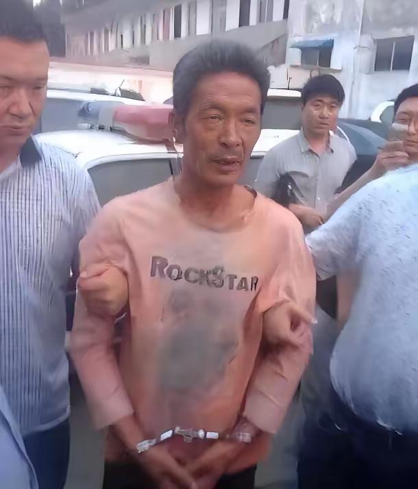 2003年5月19日清晨，山西临猗县百里店村一个14岁的女孩浑身是伤地从梨园里跑