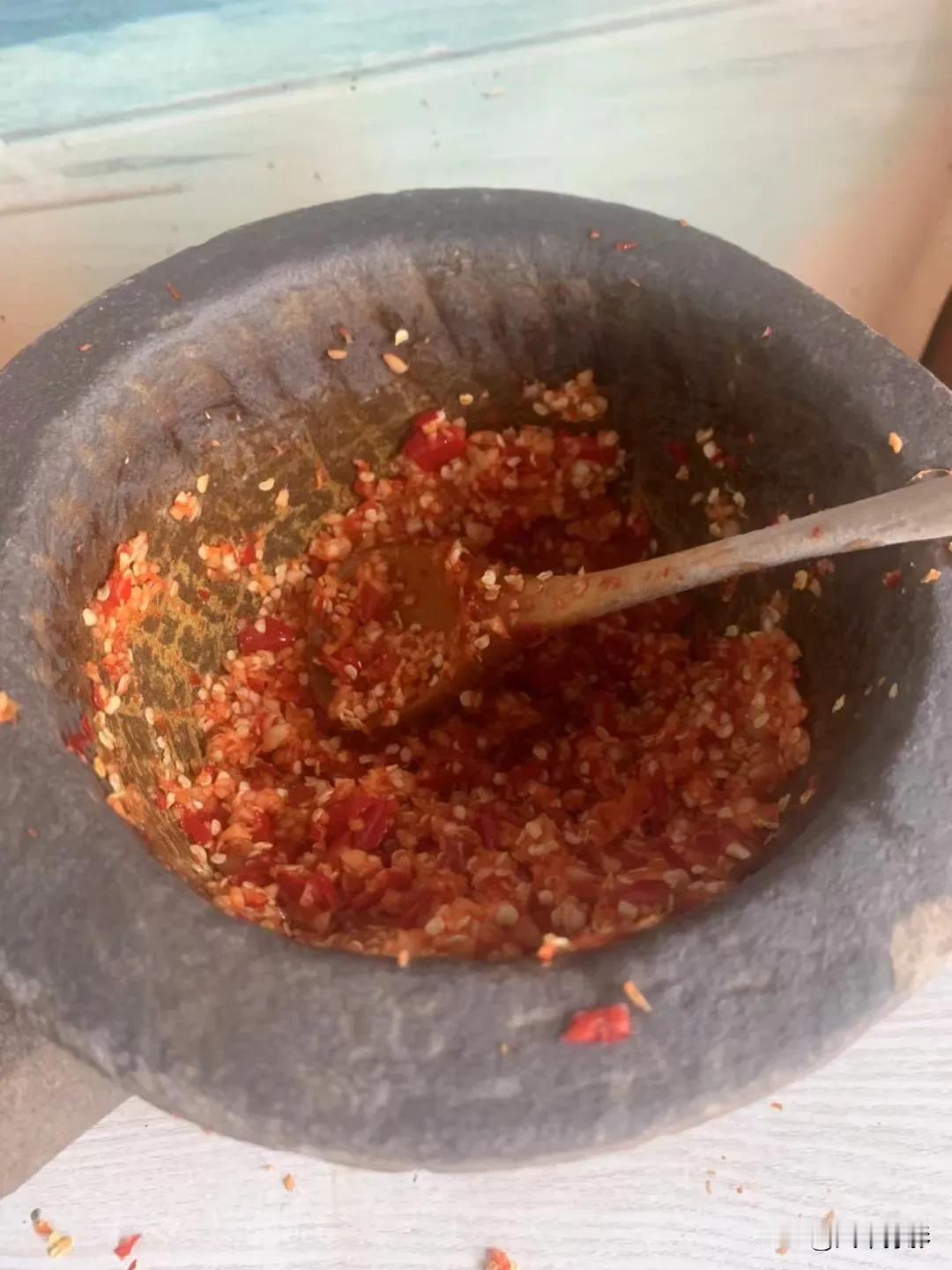 广西人吃辣椒可谓五花八门，捣碎的、腌酸的、炒菜的，我们家最常吃的就是洗干净晾干水