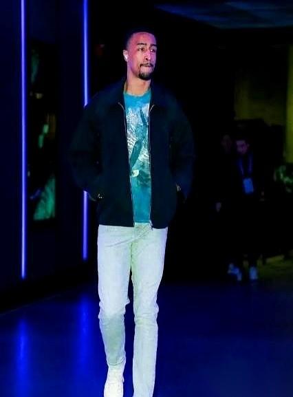 全场正负值-1。
如果只看这个数据，你会觉得这哥们儿今晚就是来拖后腿的。
但我跟