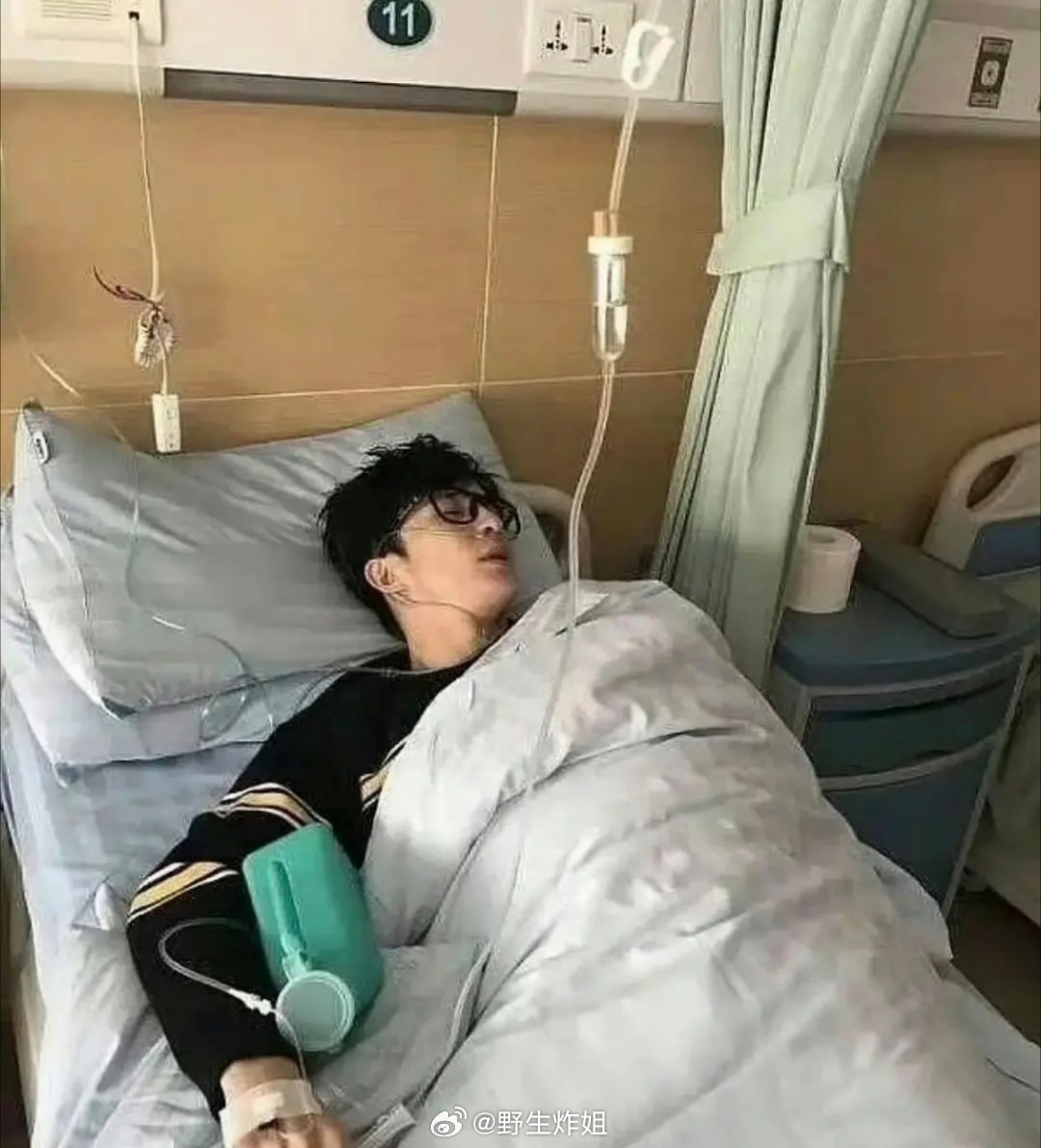 对薛之谦印象最深的就是抱着尿壶摆拍。。。这种low事竟然能捂得好好的。薛之谦 张