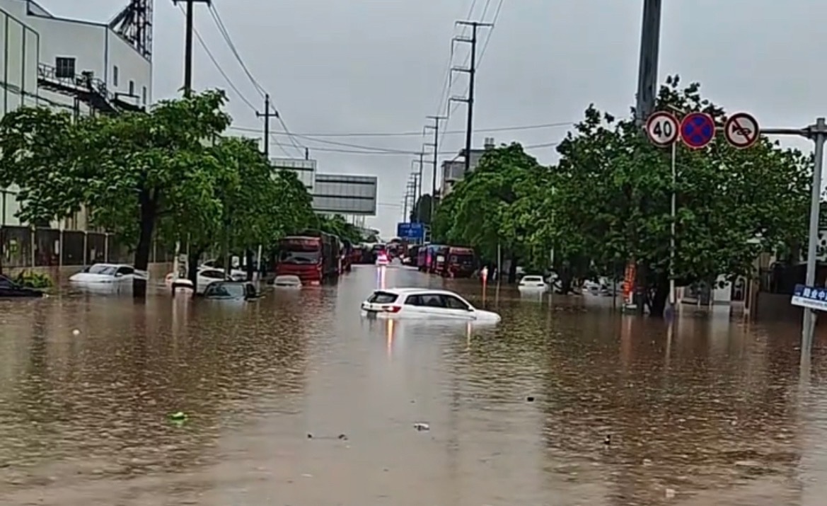 6月8日，玉林某业中路暴雨过后积水内涝有车辆被困。2026玉林暴雨玉林暴雨 玉林