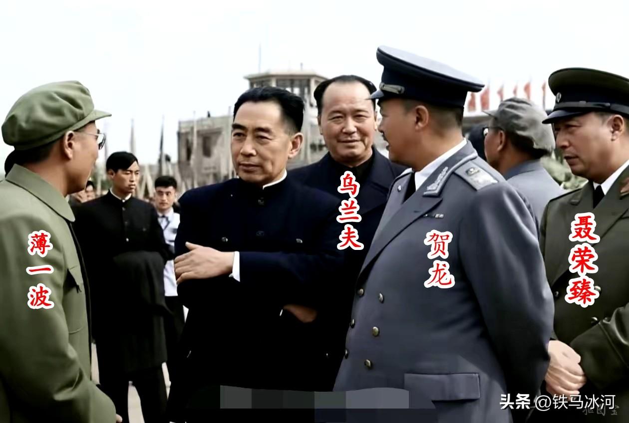 🍁上世纪50年代，周总理亲临北京西郊机场扩建工地，认真听取建设汇报，贺龙、聂荣