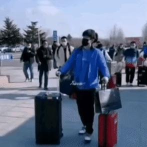 [流泪]大头，“爹系守护者”实至名归！

网友称大头为“爹系守护者”，大头前行中