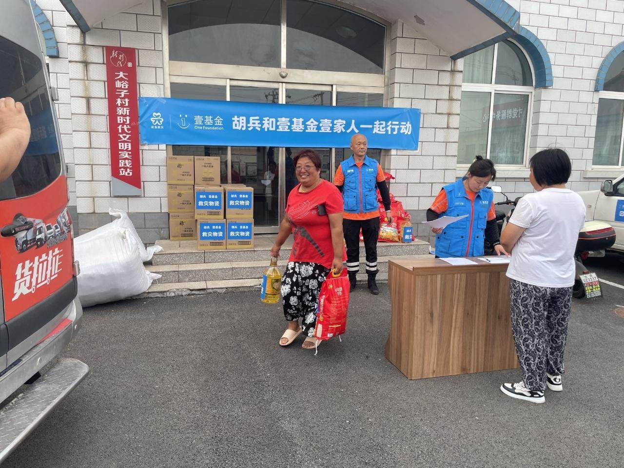 胡兵的捐款是份暖心力量，捐粮油包更是贴心的体现，北京市平谷区的灾民应急物资有了。