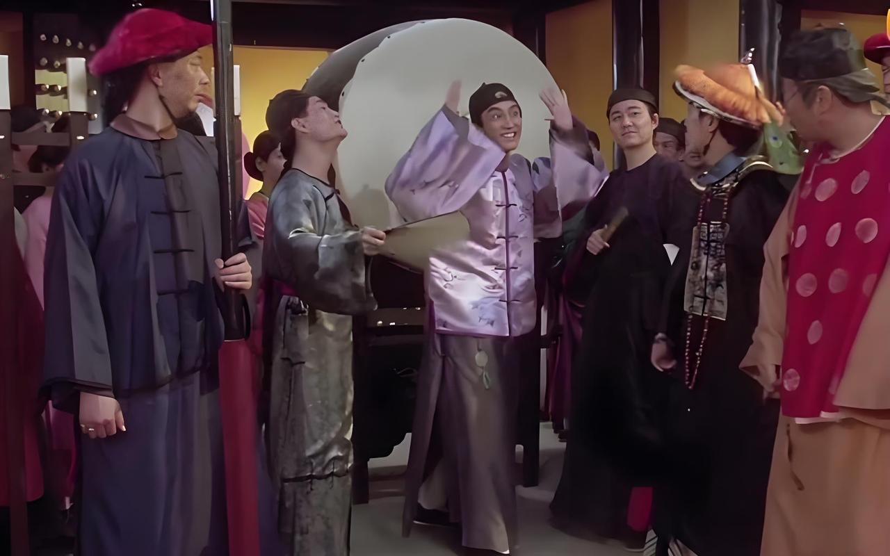 全世界的人都可以作证，是马杜罗自己先在那喊的：打我呀、打我呀、过来打我呀……人家