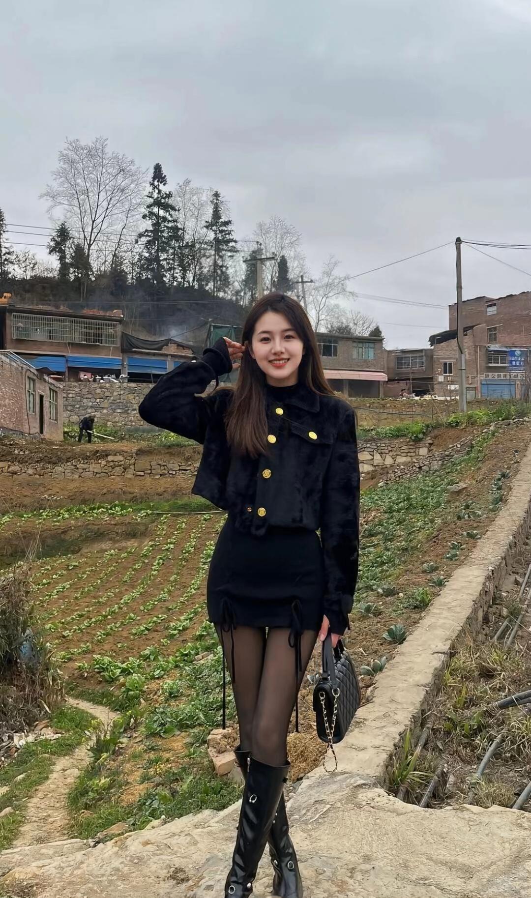 冬日穿搭指南：黑色大衣+高筒靴，温暖又时尚！🌨️👗👢