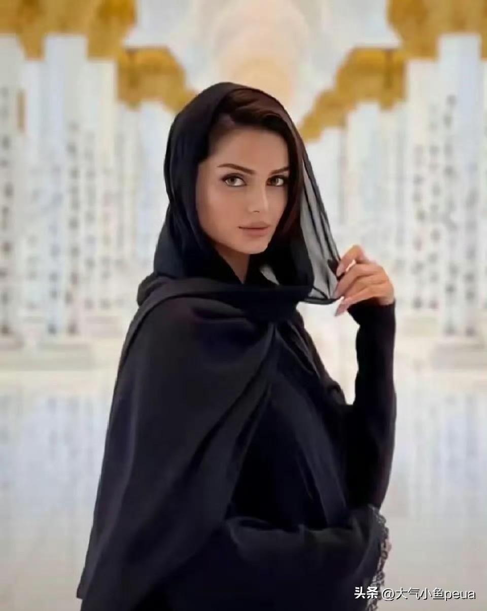 伊朗第一超模，波斯美女那股子味儿太正了。
五官深邃得像刀刻的，眼睛会说话，鼻子好