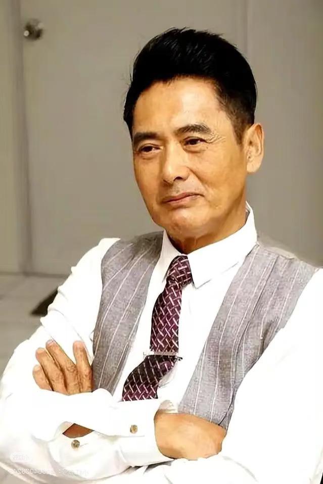 香港大埔宏福苑那场大火真的太让人揪心了，55条生命离去的消息砸下来，整个香港都被