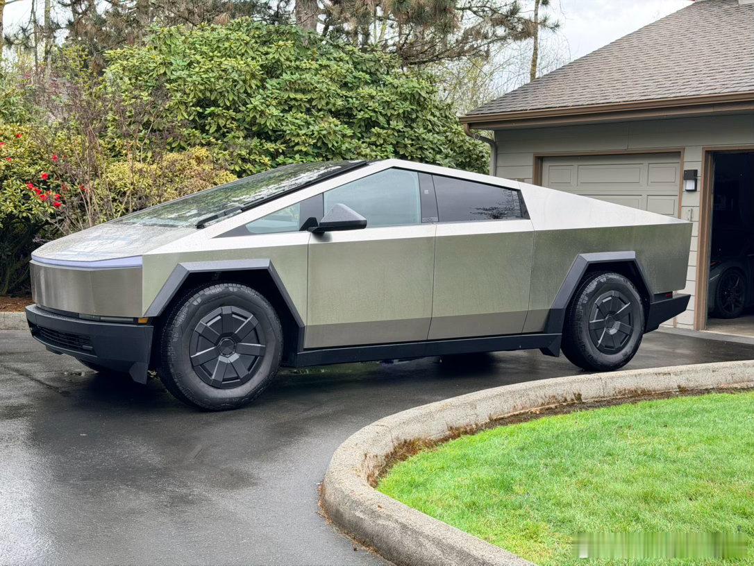 2026款的Cybertruck比2024款完善多了：内饰做工，底盘舒适性，转向