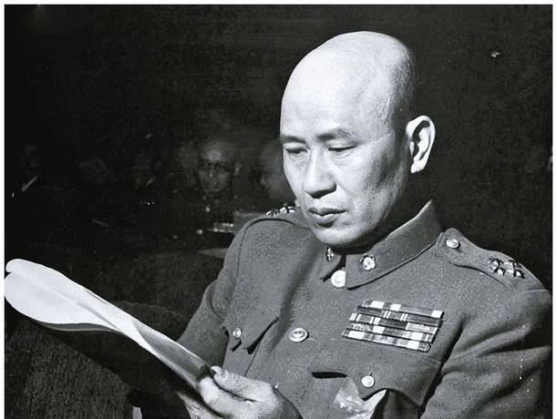 1947年，国民党少将海竞强被俘，消息传到南京，他当“国防部长”的舅舅白崇禧震惊