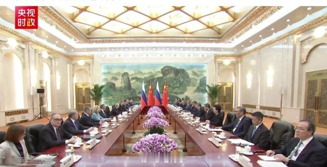 中俄元首谈及中东局势今天上午，中俄两国元首在人民大会堂举行会谈。两人聊到了目前让