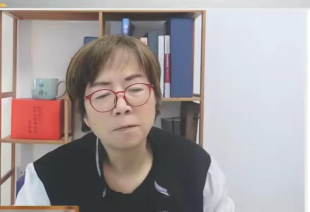 黄智贤有脸笑黄国昌吗？至少黄国昌在过去的一年做了两件了不起的事：一就是在“立院”