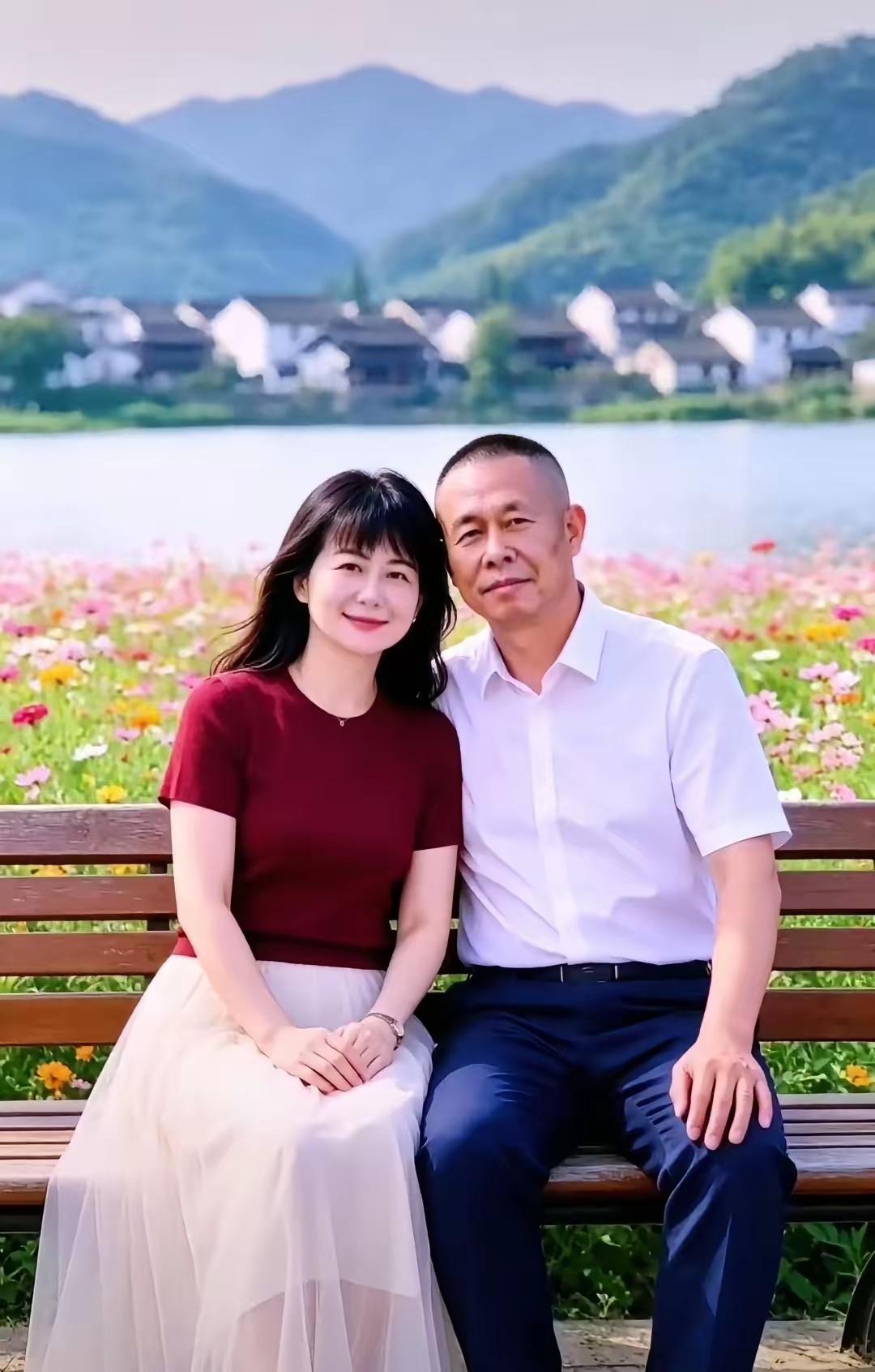 以然老龄入，
靓丽有风度。
旅游夫妻俩，
拍下照一幅。