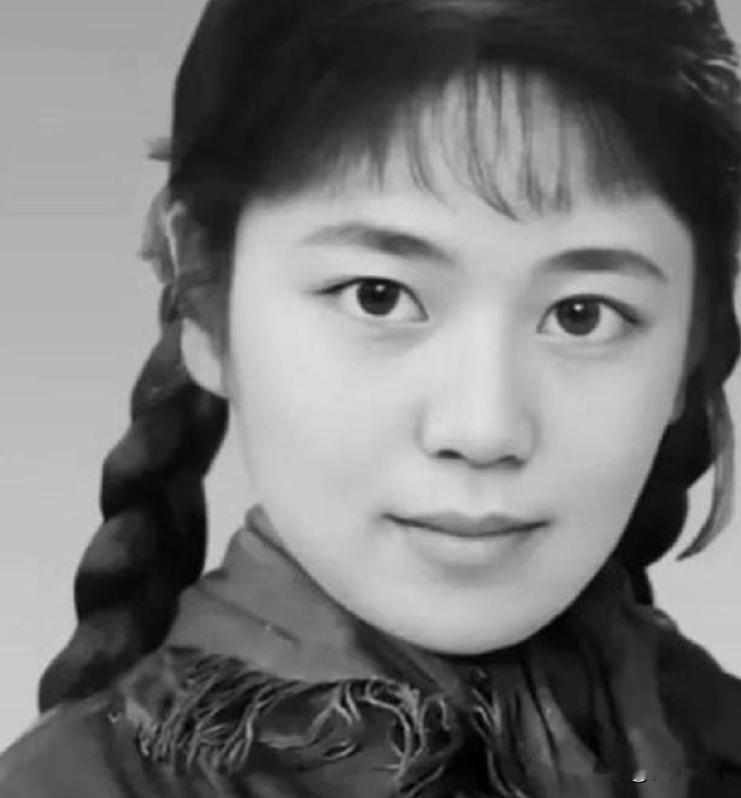 1978年，25岁的代销员王秀英被堵在值班室，采购主任一把将她按在货架上。绝境中