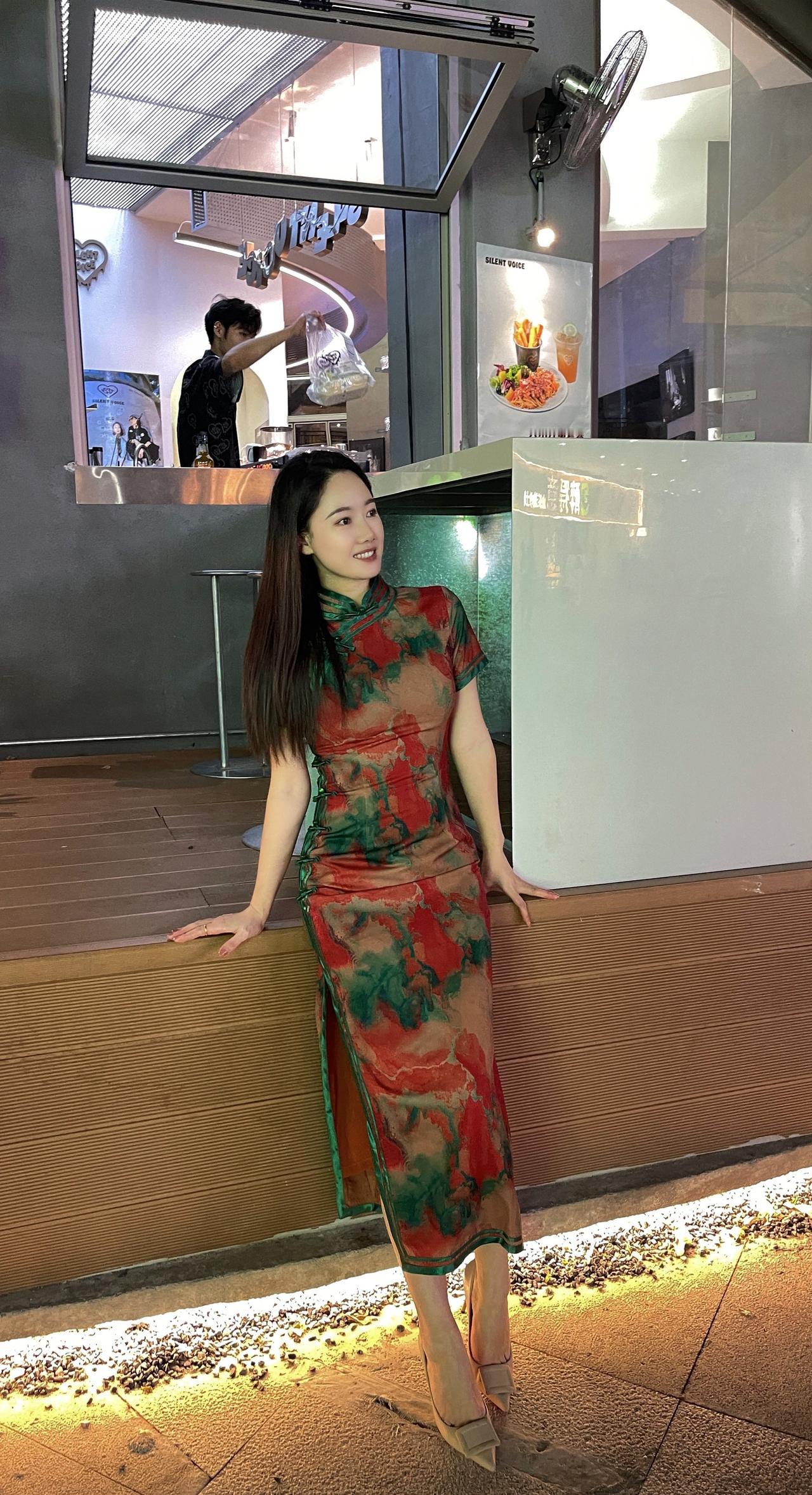 风寒侵夜枕，霜冻怯晨妆
原创视频 旗袍 纪录美好生活 分享生活