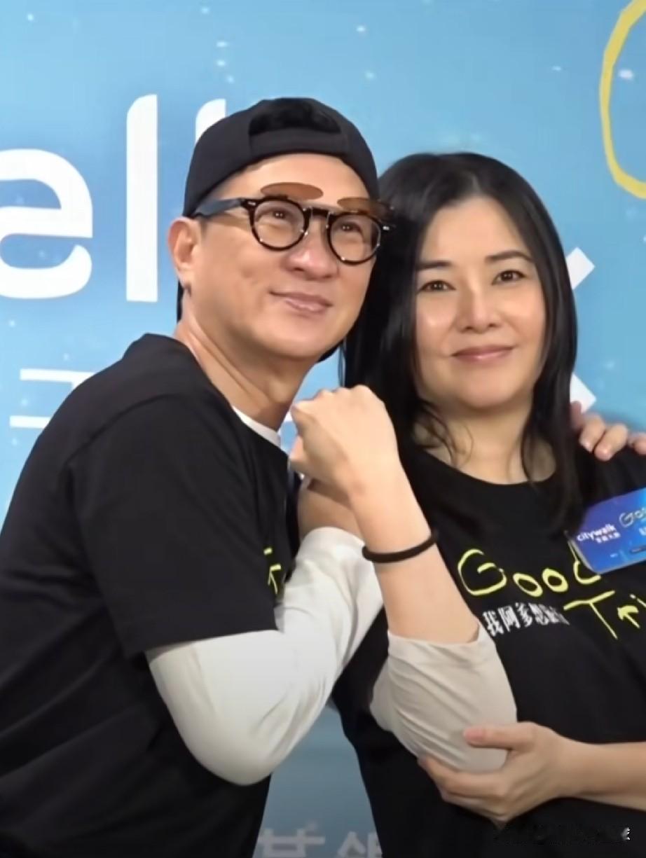 53岁的蒙嘉慧，怎么突然成了大家讨论的焦点？年轻时她以清纯脸和纤细身材出名，如今
