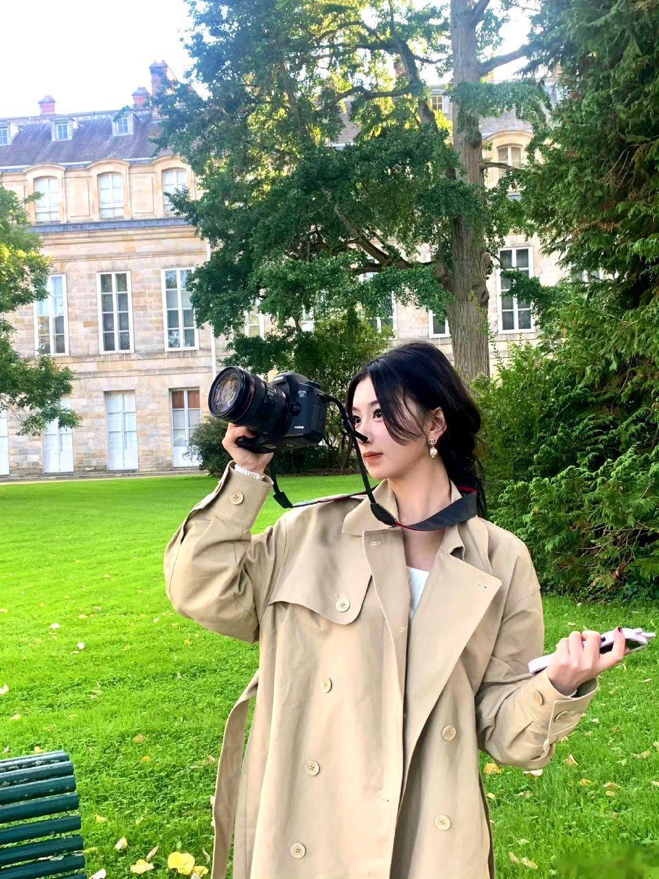 #孔雪儿美拉德风衣#再一次被孔雪儿给迷住了，巴黎随拍写真都是大片的即视感，孔雪儿