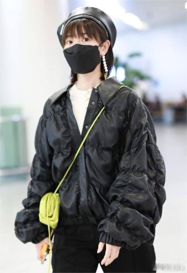“毛晓彤”个子虽不高却很有气场！穿一身黑走机场，时髦又高级！ 