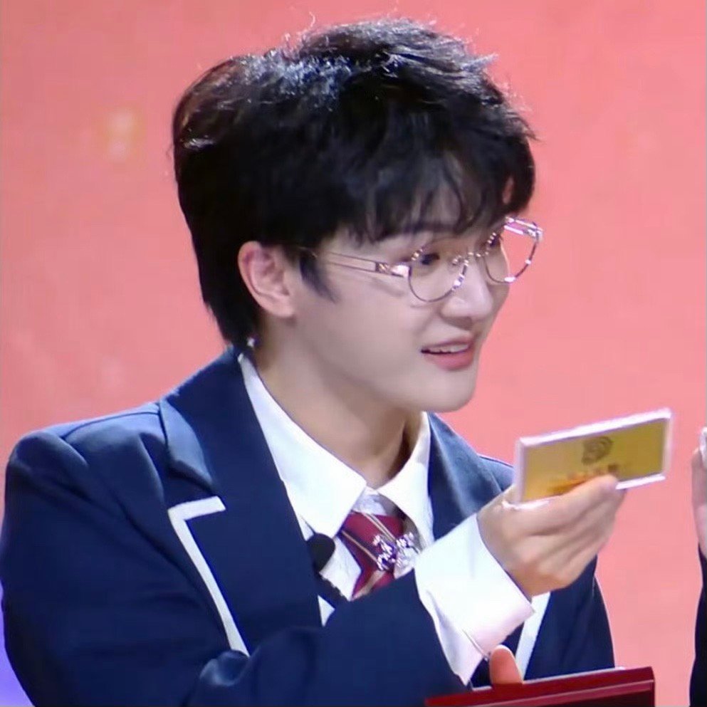 周深收到金条的反应是很惊喜的小朋友了好萌好萌 