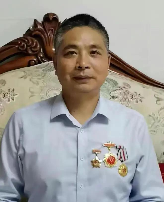 雷泽斌，男，中国共产党党员，云南老山战役一等功获得者，四川省广安市公安局监管支队