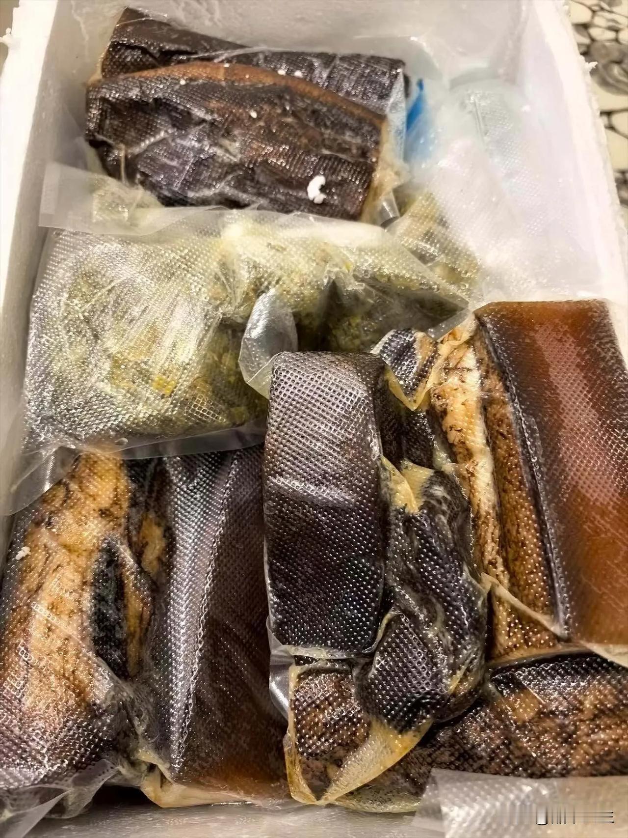 上个月小舅子从广西老家寄过来的腊肉还没吃完，今天又收到大舅哥寄过来的几包腊肉，有